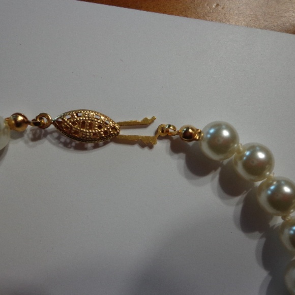 Faux Pearl Necklace & Bracelet Set - Picture 4 of 6